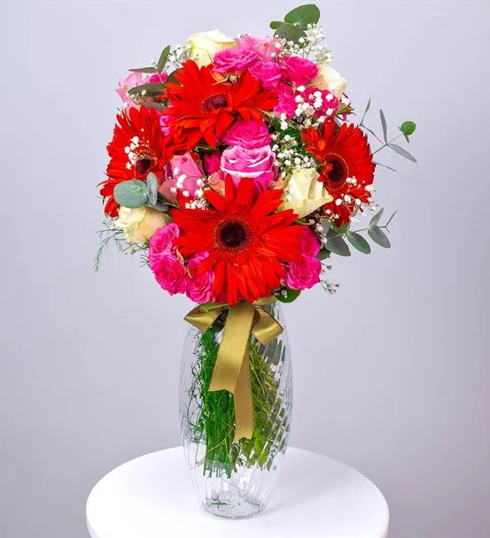 Kırmızı Işıltı Vazoda Gerbera ve Gül Aranjmanı